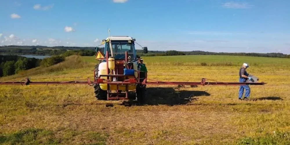 Traktor med sprutbom genomgår funktionstest