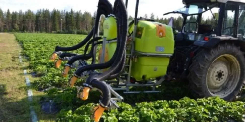 Arvidssons tekniker utför spruttestning på traktorspruta