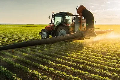 Traktor med sprutbom sprider växtskyddsmedel
